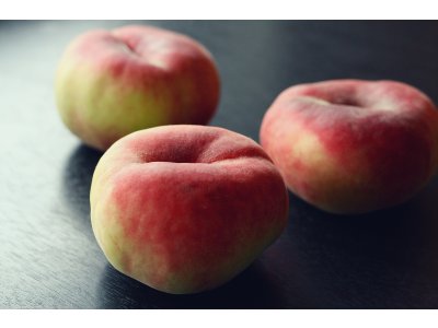 Prunus persica ´Saturn´ - broskvoň sendwičová /summer 2026/